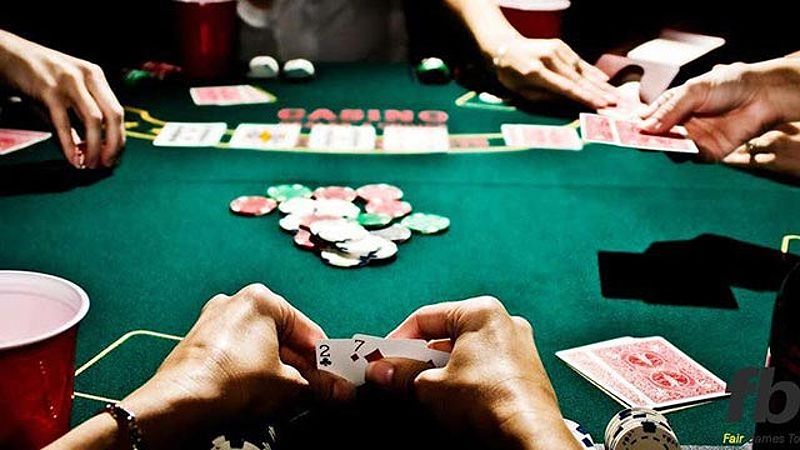 Hình ảnh minh họa về cách chơi Poker với 5 vòng chơi chính cho 2 đến 10 người tham gia.