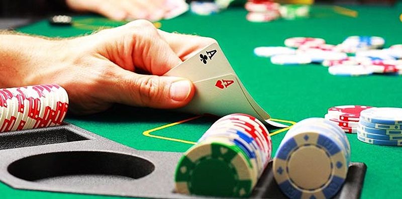 Hình ảnh mô tả nguồn gốc và sự phát triển của Poker từ tầng lớp quý tộc Mỹ.